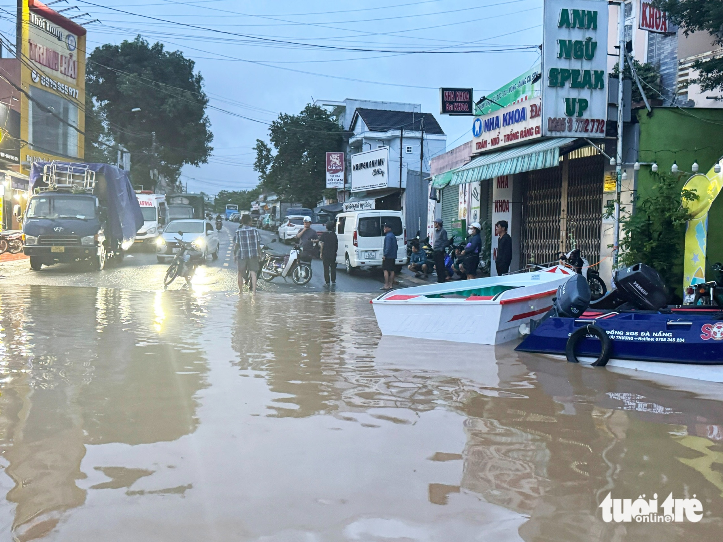 10月28日上午洪水更新:Thu Bồn河和Vu Gia河洪水消退缓慢,许多地区仍深陷积水